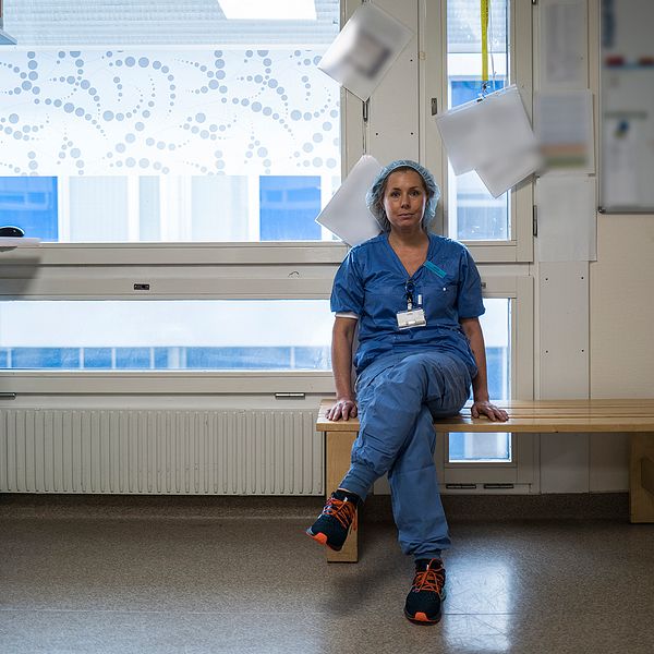 Bilden visar Ann Rickström, anestesisjuksköterska. I Sörmland tvingades vården ställa om snabbt för att kunna ta hand om alla covid-patienter.