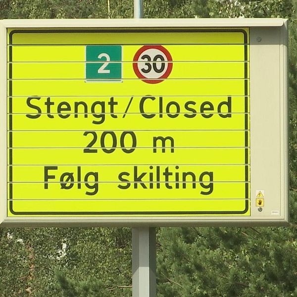 En vägskylt med texten ”Stengt/Closed” vid den norska gränsen.