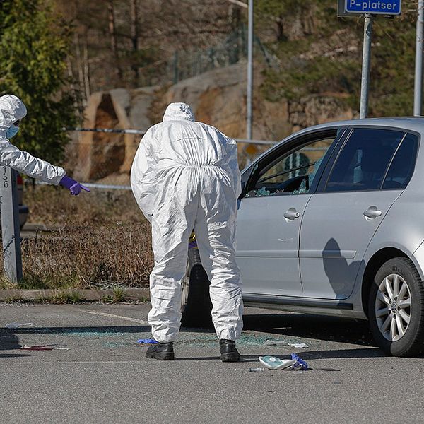 Polisens tekniker undersöker bilen där en man i 30-årsåldern sköts ihjäl morgonen den 16 april 2015.
