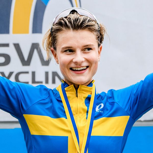 Jenny Rissveds, Falu CK, jublar på prispallen efter damernas cross country under SM i mountainbike i september.