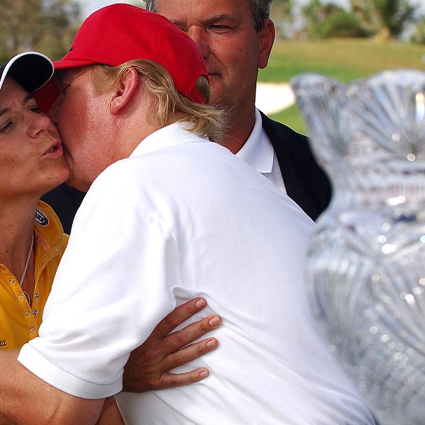 Sörenstam grattas av den då blivande presidenten efter att ha vunnit en tävling på Trumps golfbana i Florida 2005.