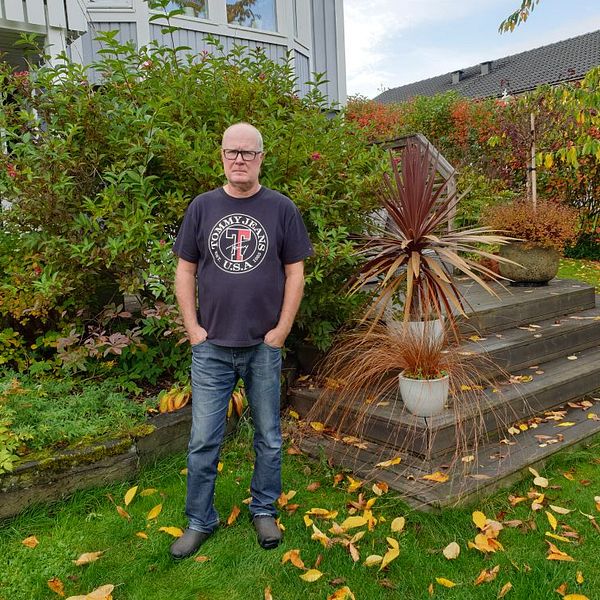 Urban Wikander står i sin trädgård på Mariebo i Jönköping.