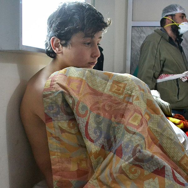En av patienterna på ett sjukhus i Sarmin efter gasattacken i mars. Syriska armén avfärdar anklagelserna som propaganda.