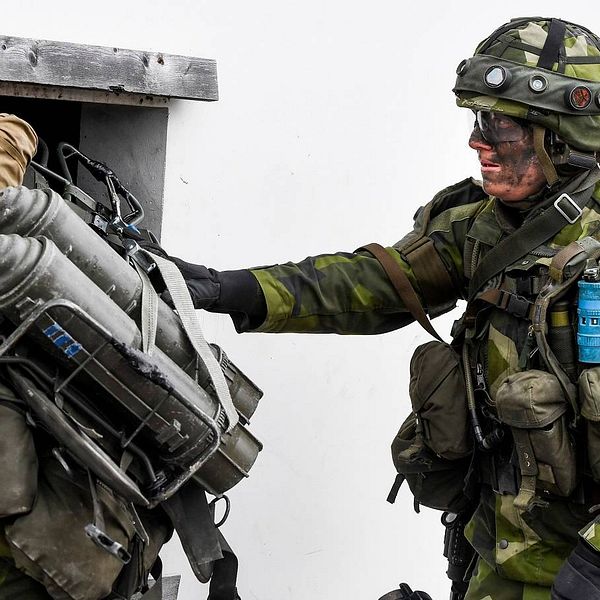 En kvinnlig soldat i full stridsutrustning
