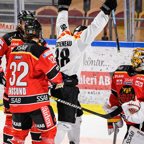 Brynäs Jaedon Descheneau jublar framför Luleås målvakt Jesper Wallstedt efter 0-1 av John Nyberg, ej i bild, under ishockeymatchen i SHL mellan Luleå och Brynäs den 10 oktober 2020 i Luleå.
