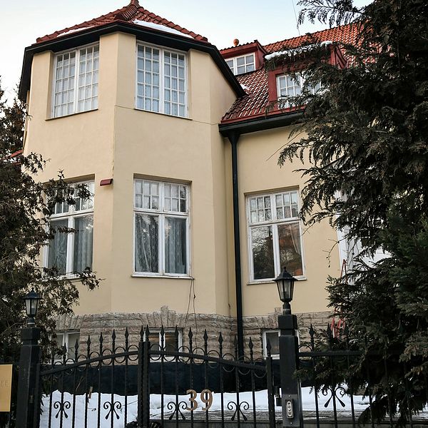 Regimens ambassad på Lidingö har fungerat som sambandscentral kring en hemlig vapenaffär. På bilden syns ambassaden.