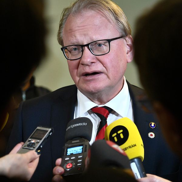 Bilden visar försvarsminister Peter Hultqvist (S) efter ett möte med försvarsutskottet.