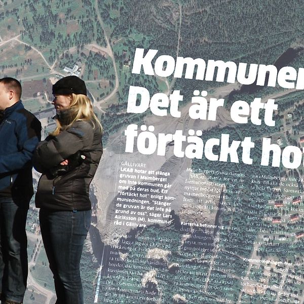 Bild på Malmberget i bakgrunden och människor i förgrunden