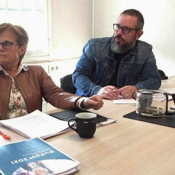 Ann-Charlotte Stenkil (M), kommunstyrelsens ordförande i Varberg, och Tobias Carlsson (L) sitter med budgeten.