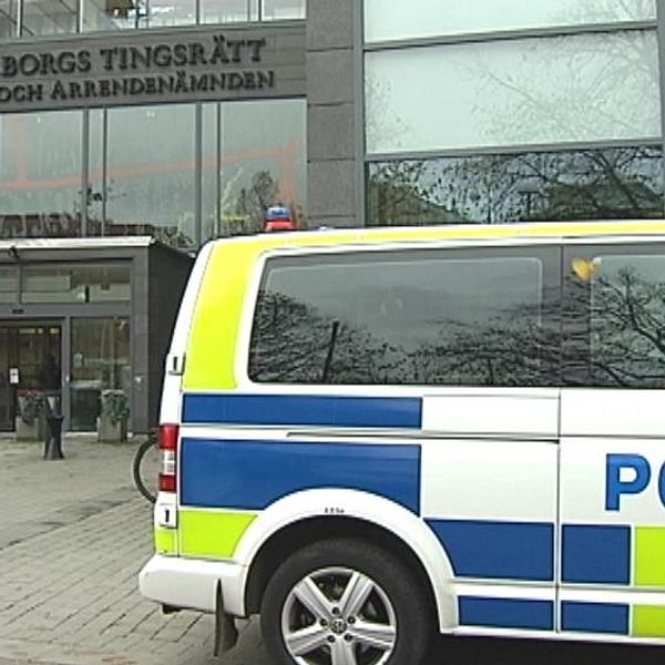 Polisbild utanför Göteborgs tingsrätt.