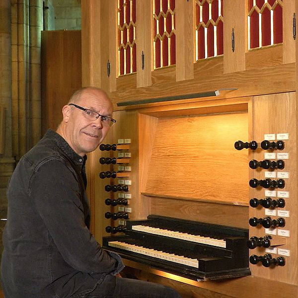 Reibjörn Carlshamre vid en av kyrkans orglar