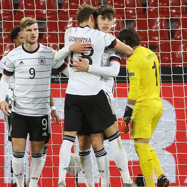 Tyska spelare jublar efter 3–3 mot Schweiz