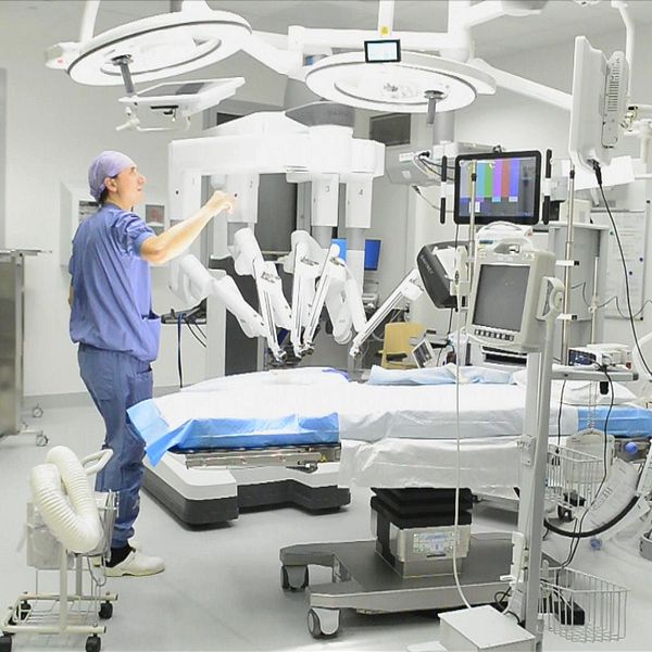 operation sal i Huddinge, kirurgen förbreder robot inför operation