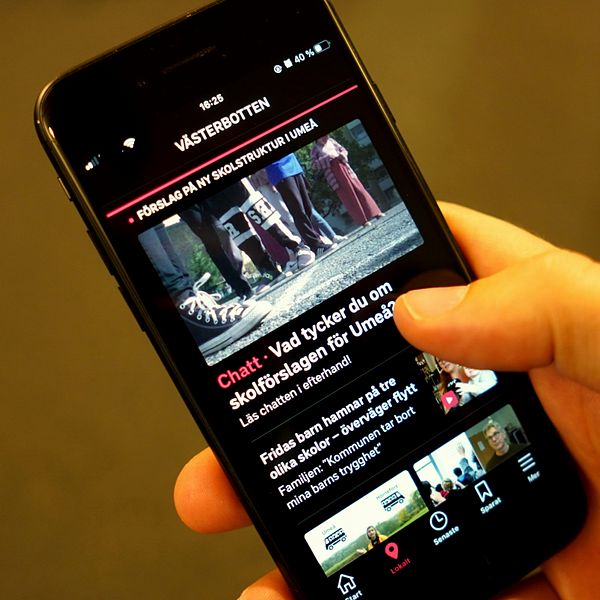 En mobiltelefon som visar SVT Nyheters App