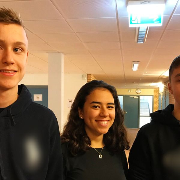 Tre skolelever Adam Adler, Leila Yigit och Edin Music står i skolkorridor.