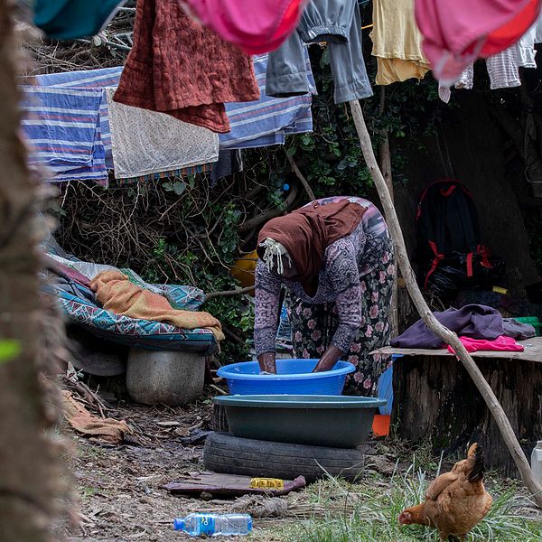 Coronapandemin förvärrar en redan ansträngd situation i många länder. Bilden visar en kvinna som tvättar kläder utanför det tält hon delar med sin familj utanför Addis Abeba i Etiopien.