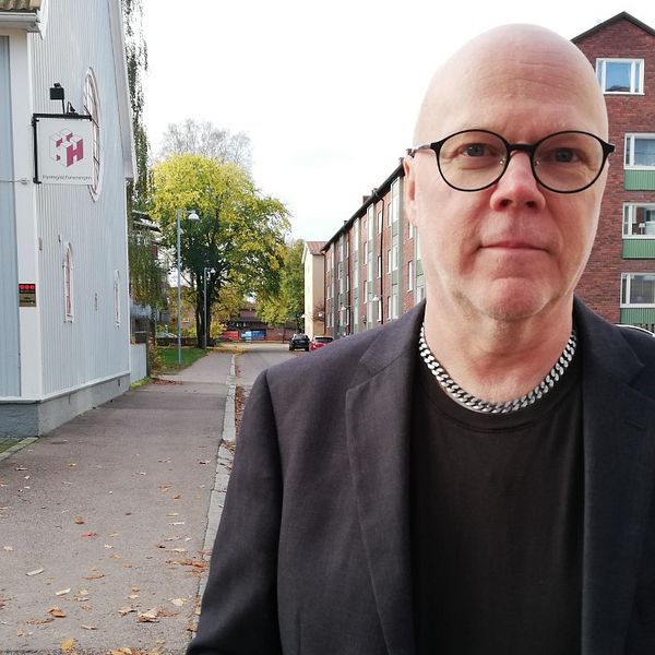 Jan Dahlquist utanför Hyresgästföreningens kontor i Borlänge.