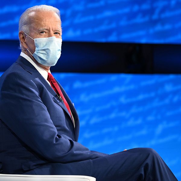 Demokraternas Joe Biden kritiserade Donald Trumps hantering av coronaviruset, då han höll ett direktsänt valmöte under natten till fredag.