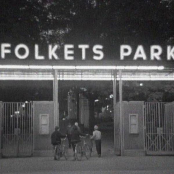 gammalt svartvitt foto av personer som går in genom entrén till Folkets park