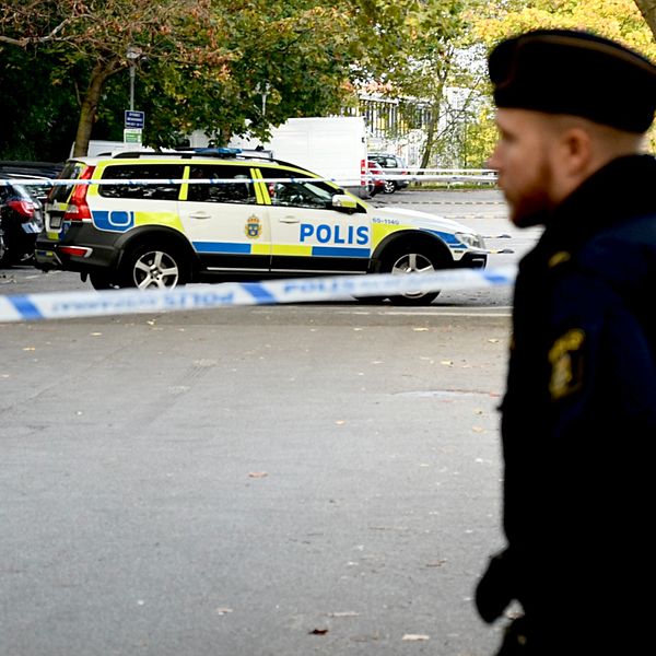 polis framför avspärrad parkeringsplats i Rosengård
