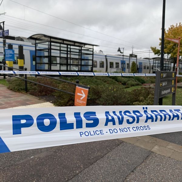 Polisen har spärrat av tågstationen med blåvita plastband.