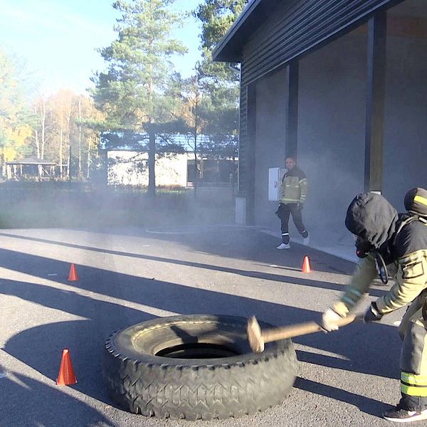 Starta klippet för att följa med på brandmanstest i Lindesberg – och hör en av de sökande berätta om känslan efter provet.