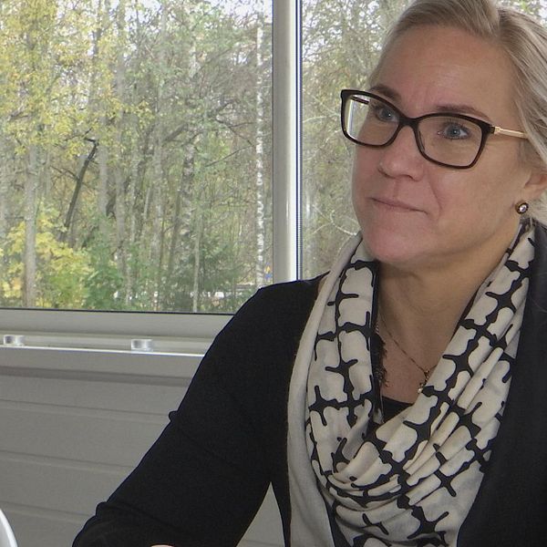 Åsa Johansson i en intervjusituation i ett uterum.