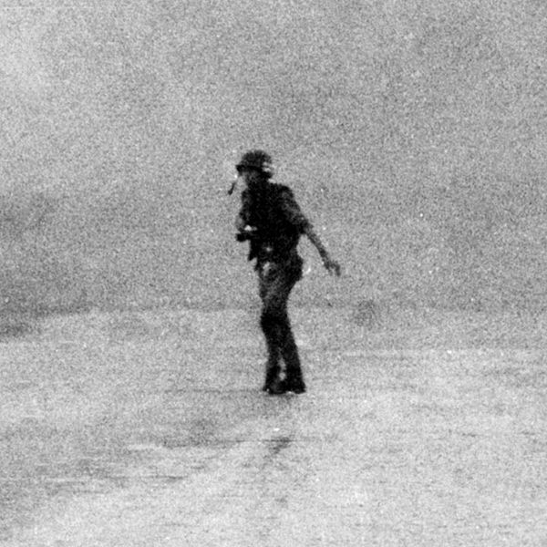 Flykt undan USA:s trupper med napalm-brända barn