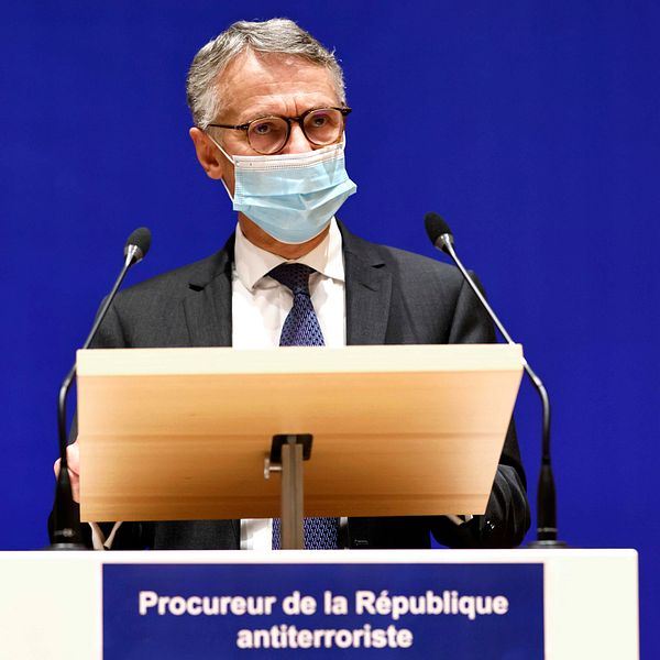 Anti-terroråklagaren Jean-Francois Ricard håller pressträff.