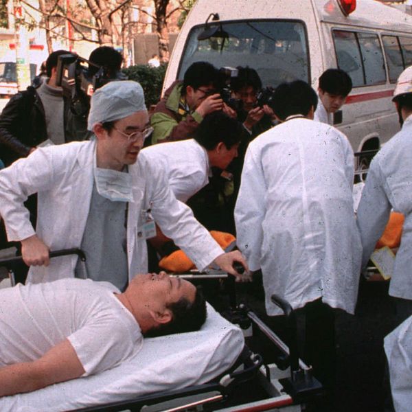 Skadade resenärer förs till sjukhus i Toky efter sarinattacken den 20 mars 1995.