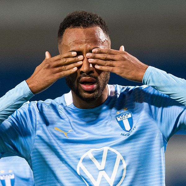 Kiese Thelins målgest efter fullträffen mot Helsingborg