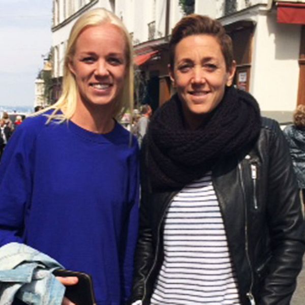 Caroline Seger har bästa kompisen Therese Sjögran på besök i Paris när SVT Sport får hänga med under en ledig eftermiddag i Montmartre.