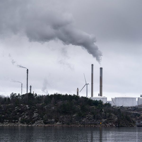 Rök kommer från skorstenarna på Preem i Uddevalla.