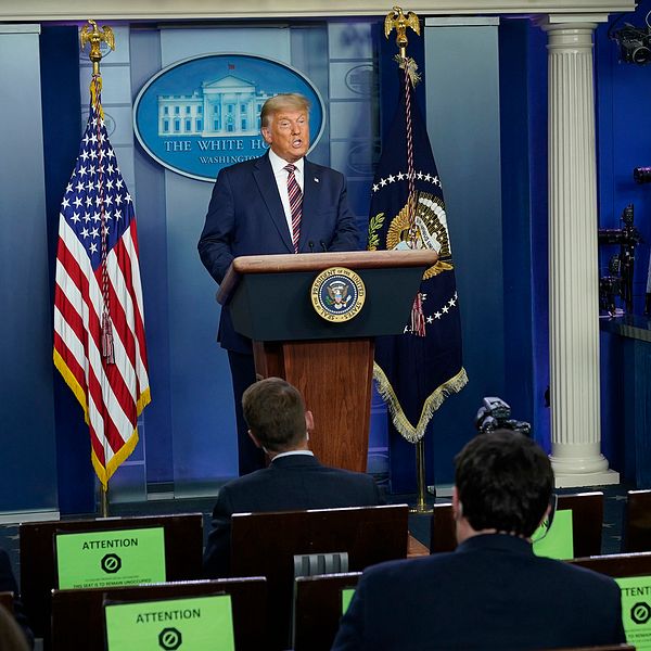 Donald Trump i talarstolen i Vita huset framför pressen.