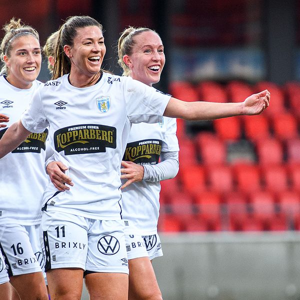 Göteborgs Pauline Hammarlund jublar efter ett mål mot Växjö.