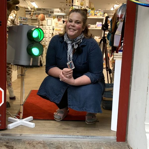 Sofie Anderbergs trafikljus står placerat i ingången till hennes leksaksbutik. Den är gjord av en avfallshink, två delar till stuprör, ett kortstativ, ett ställ för fingerdockor och två lampor som kan byta färg med hjälp av en fjärrkontroll.