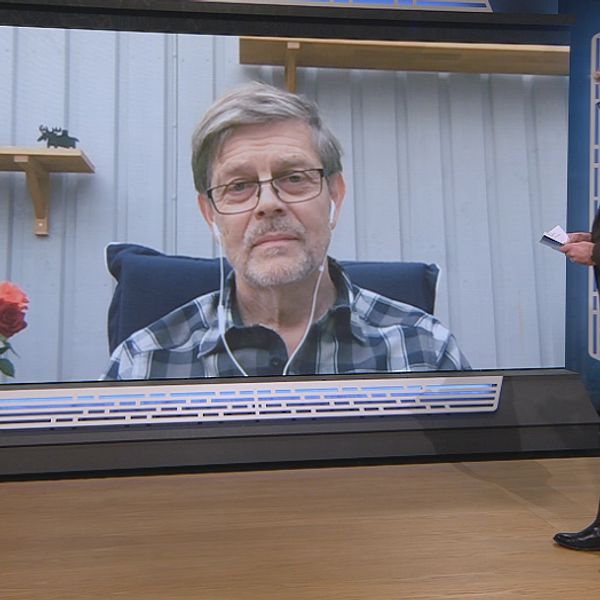 Signar Mäkitalo medverkar via video. Programledaren står till höger i bild.