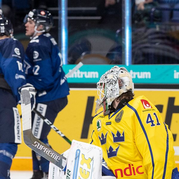 Sveriges målvakt Niklas Rubin fick släppa tre puckar mot Finland.