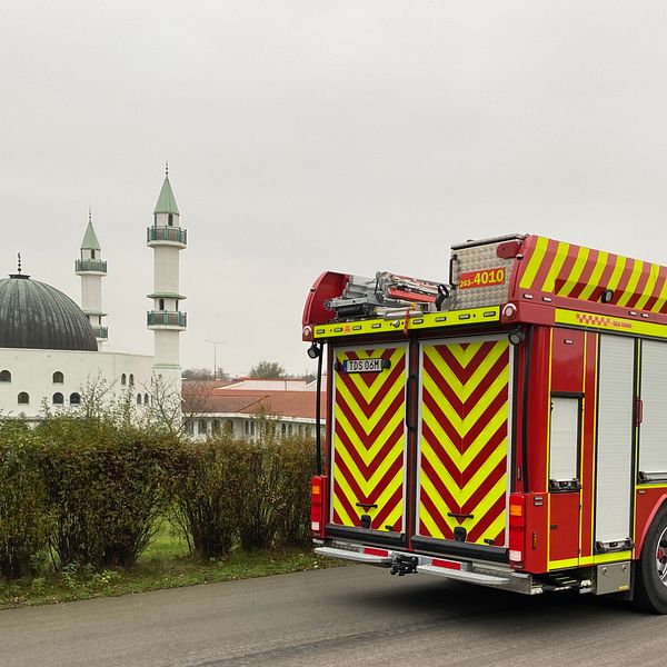 En brandbil på plats framför islamic center.