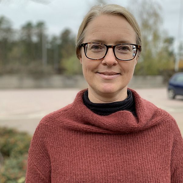 Anna Henningsson, medicinsk chef för klinisk mikrobiologi, står utomhus.