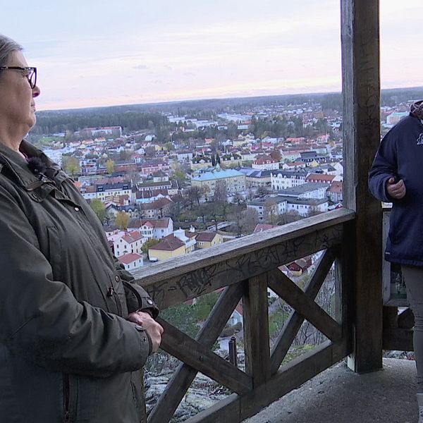 Boel Holgersson och Åsa Dahlin står lutade mot räcket vid utkikstornet högst uppe på Ramunderberget i Söderköping.
