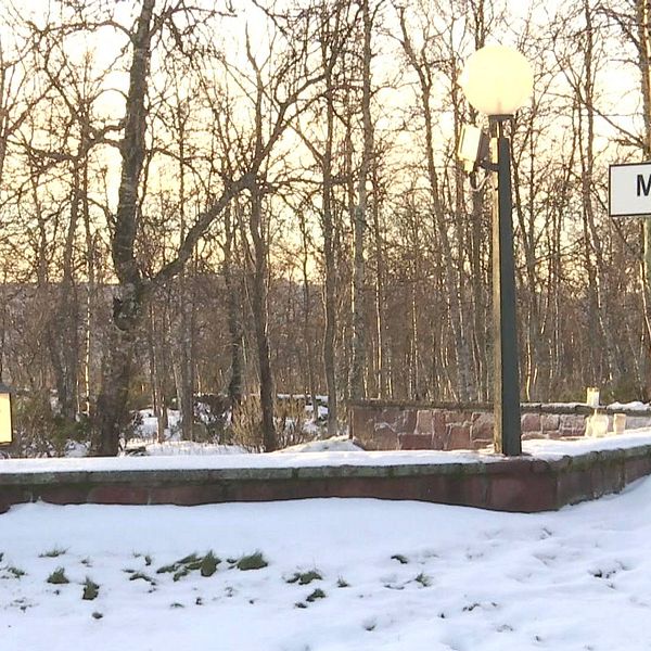 Minneslund och begravningsplats under vintern i Kiruna nära kyrkan.