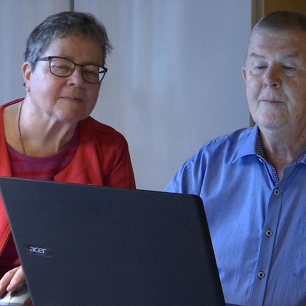 Alice och Arne Tudén handlar mat via nätet för att undvika trängsel och risk för corona.