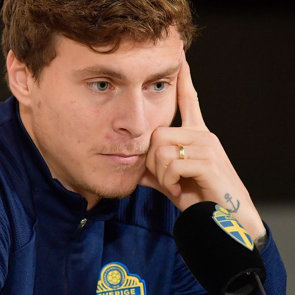 Victor Nilsson Lindelöf under torsdagens pressträff efter gårdagens förlust mot Danmark och inför Nations League-matchen mot Kroatien på lördag.