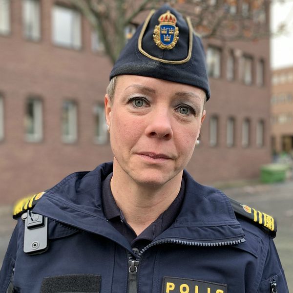 Madeleine Andersson står utomhus i polisuniform.