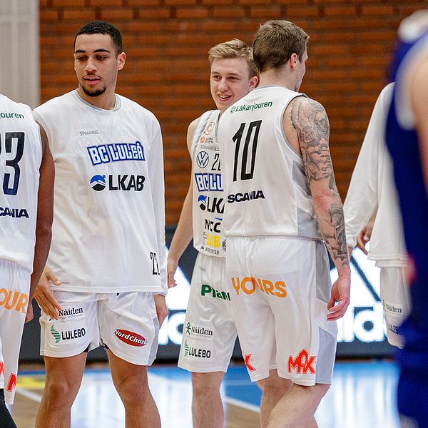 Luleås Toure’ Murry jublar med lagkamrater efter en match mot Jämtland i oktober. Arkivbild.