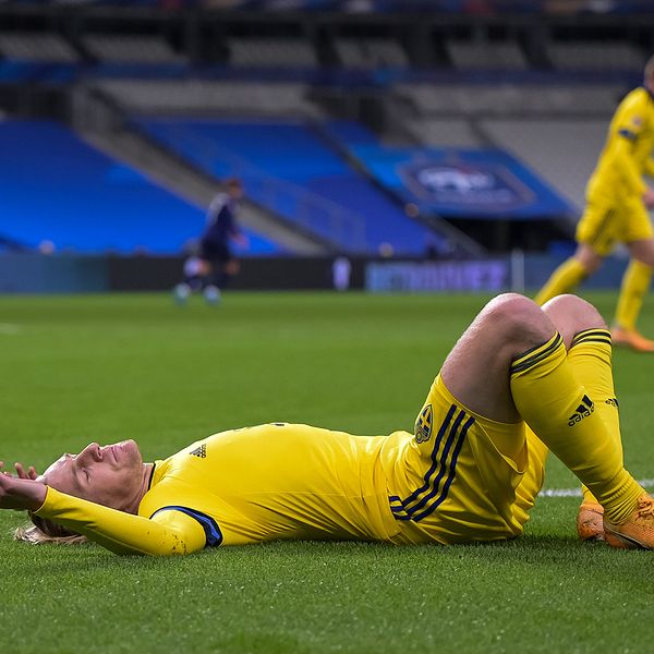 Emil Forsberg deppar när Sverige åkt ut ur Nations Leagues a-division.