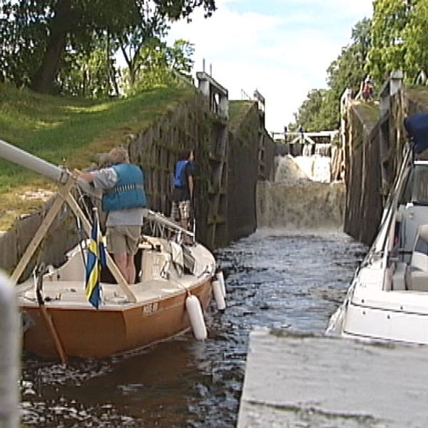 båtar som slussas in i Strömsholms kanal