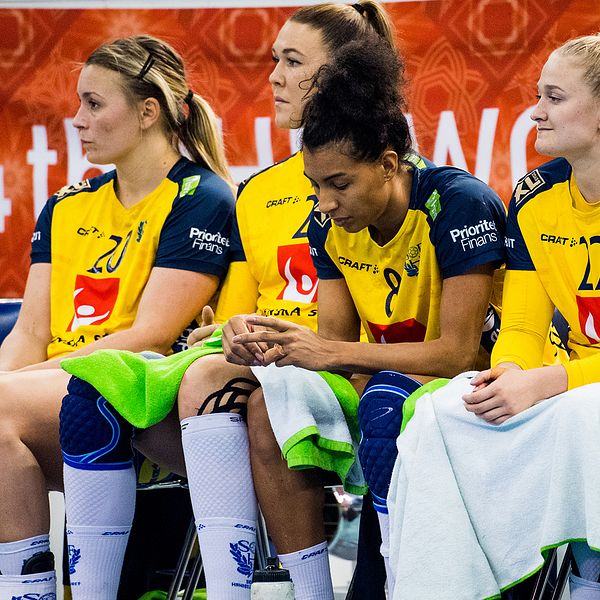 Svenska spelare deppar under VM förra året. Från vänster: Isabelle Gulldén, Mikaela Mässing, Jamina Roberts och Hanna Blomstrand.