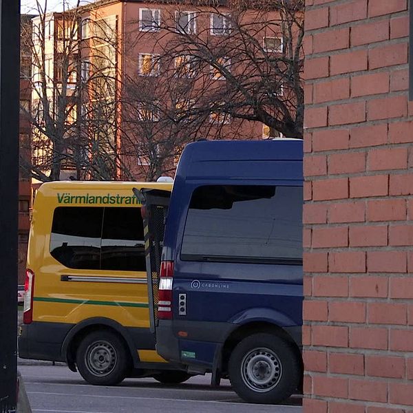 Facket Transport levererar skarp kritik mot Värmlandstrafik som de anser anlitar oseriösa bolag för att köra färdtjänst i länet.